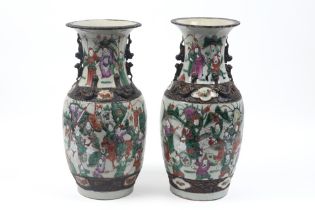 pair of antique Chinese "Nankin" vases in porcelain with a polychrome decor with warriors || Paar
