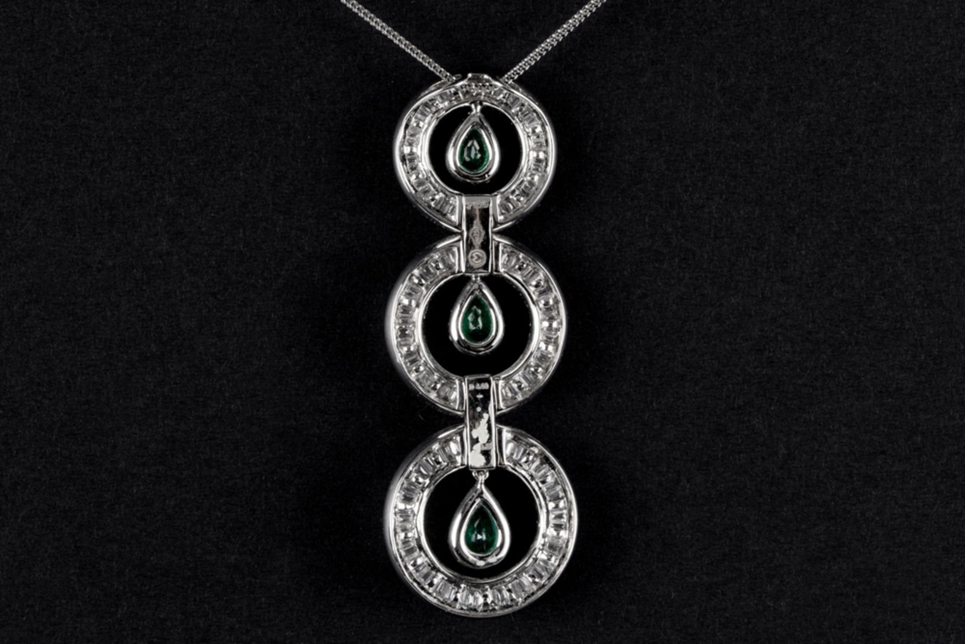 quite special pendant in white gold (18 carat) with ca 1,60 carat of Colombian emeralds and circa - Bild 2 aus 3