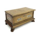small 17th Cent. chest in walnut with inlay || Zeventiende eeuws koffertje in notelaar versierd
