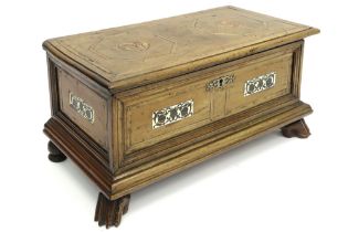 small 17th Cent. chest in walnut with inlay || Zeventiende eeuws koffertje in notelaar versierd