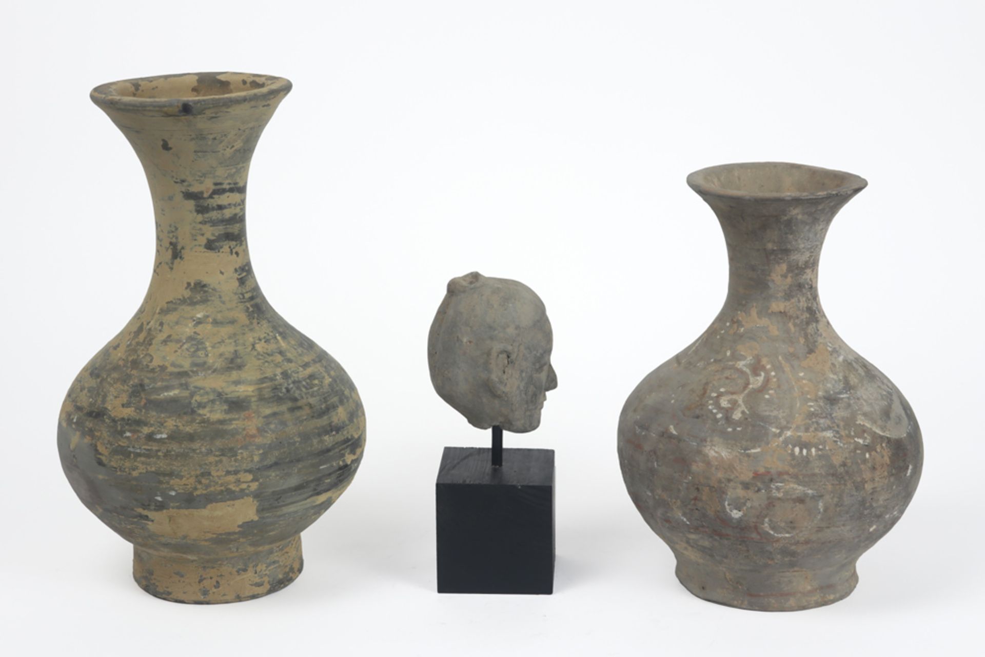 three Chinese Han Dynasty earthenware pieces : two vases and a head || CHINA - HAN - DYNASTIE (206 - Image 3 of 5