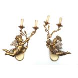 pair of wall lights, each with a cupid, in gilded wood and metal || Paar 'antieke' applieken in