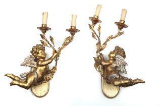 pair of wall lights, each with a cupid, in gilded wood and metal || Paar 'antieke' applieken in