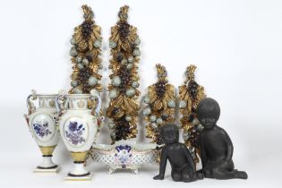 various lot with porcelain and ceramic : two pairs of sculptures and a set of a basket and a pair of