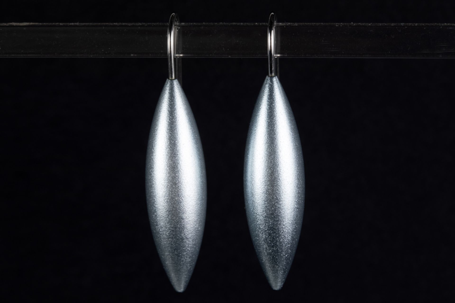 three pairs of silver earrings, one pair with grey pearls || Lot van drie paar oorbellen in - Bild 3 aus 4