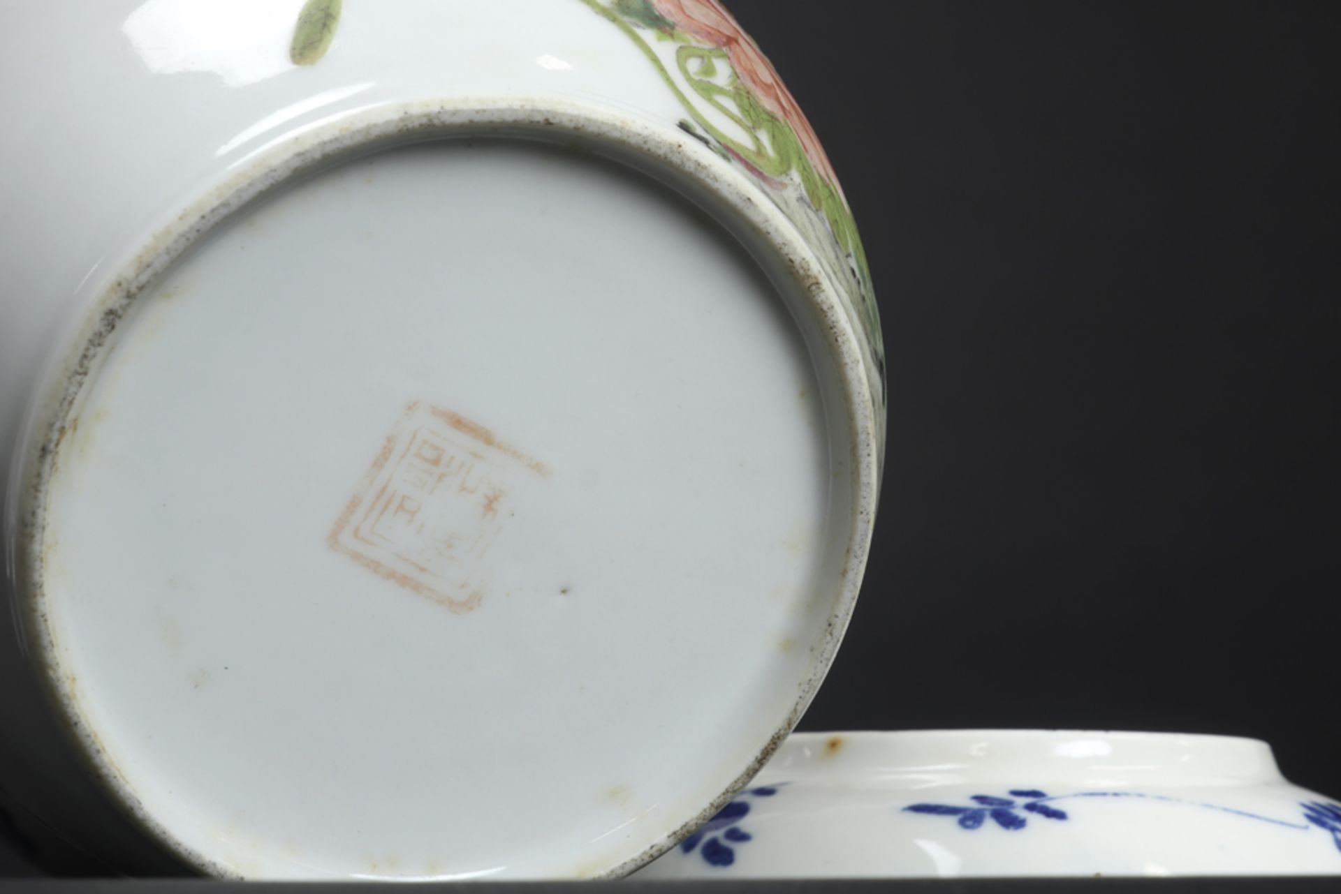 six pieces of Chinese and Japanese porcelain amongst which a marked Chinese republic period lidded - Bild 5 aus 8