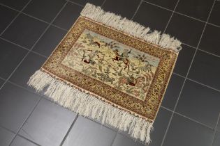 small Sino-Qom in silk with a Persian hunting scene || Kleine door de knoper gesigneerde Sino-