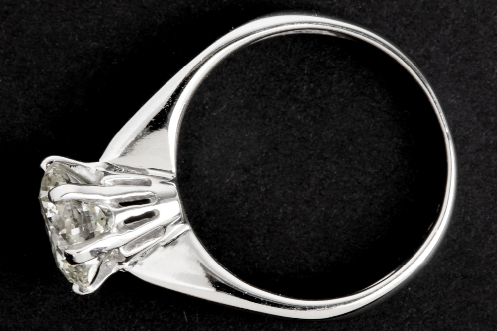 a circa 1,80 carat brilliant cut diamond set in a ring in white gold (18 carat) || Vrij grote - Image 2 of 2