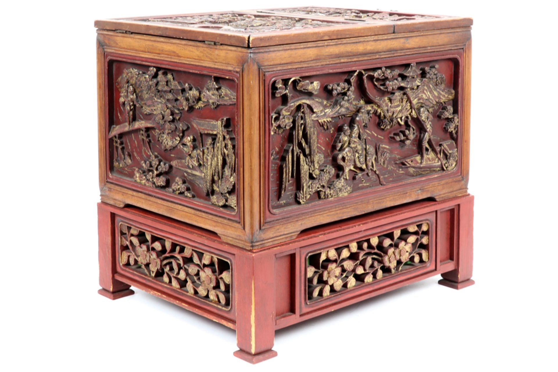 antique Chinese chest with finely sculpted panels || Antiek Chinees kistje met fijn gesculpteerde - Image 2 of 4