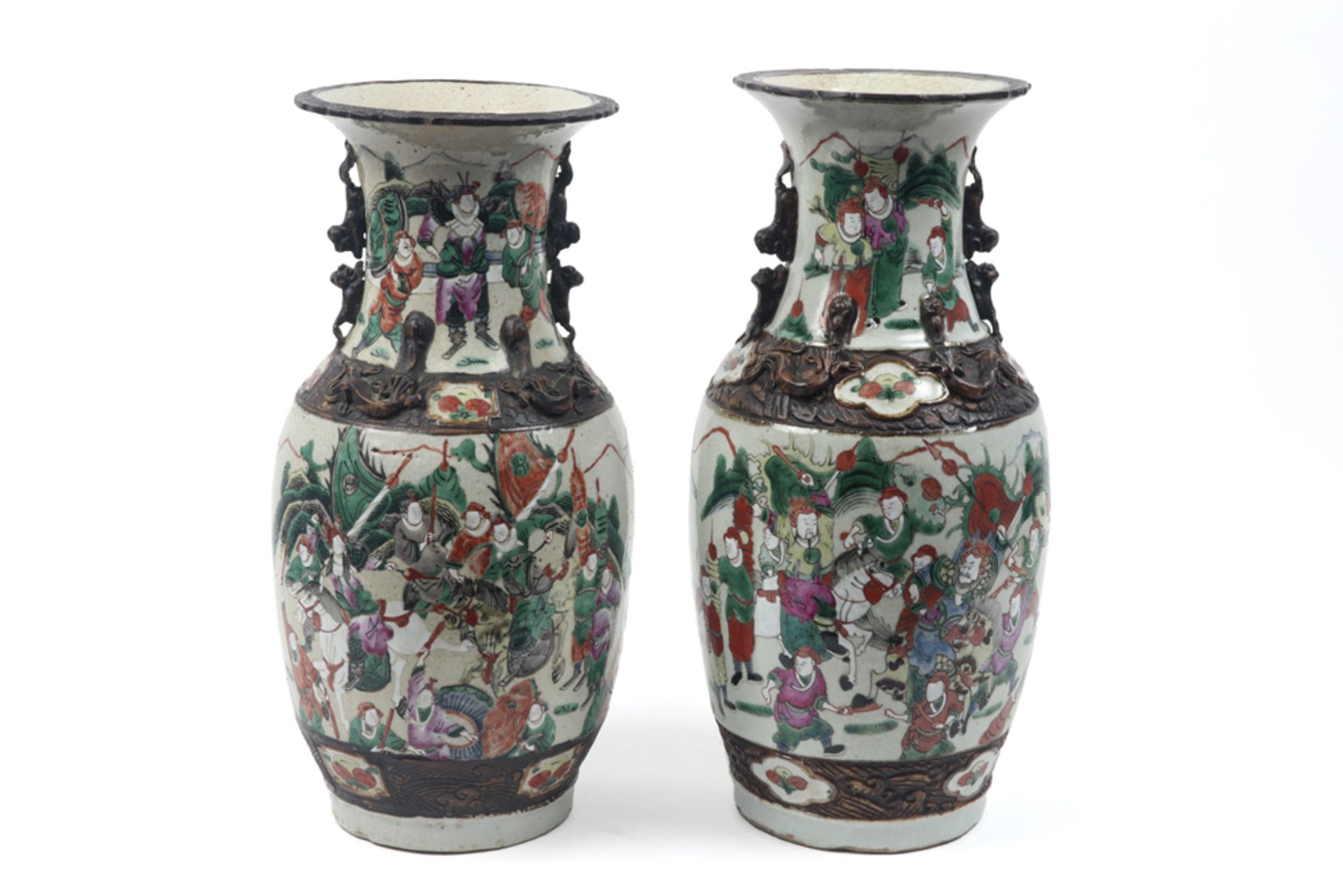 pair of antique Chinese "Nankin" vases in porcelain with a polychrome decor with warriors || Paar - Bild 3 aus 8