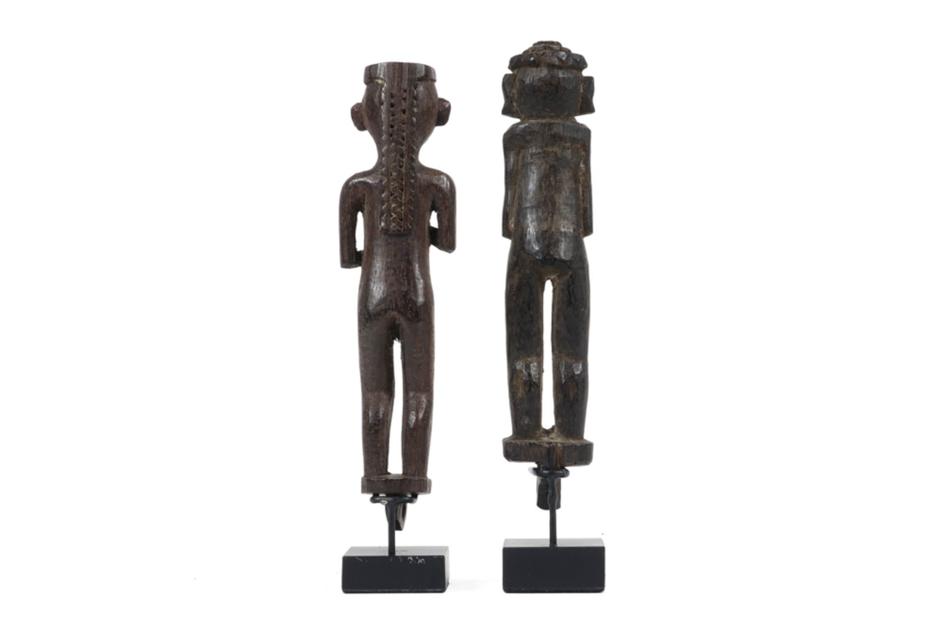 two Dayak amulet sculptures in wood with typical anthropomorphic features || INDONESIË / BORNEO - Bild 3 aus 3