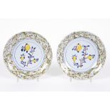 pair of 18th Cent. , maybe English, plates in ceramic with a polychrome decor || Paar achttiende