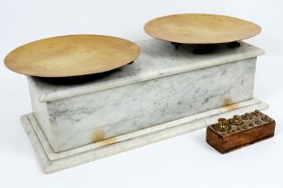 'antique' scales in brass and marble || 'Antieke' weegschaal met twee schalen in geel koper en met