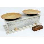 'antique' scales in brass and marble || 'Antieke' weegschaal met twee schalen in geel koper en met