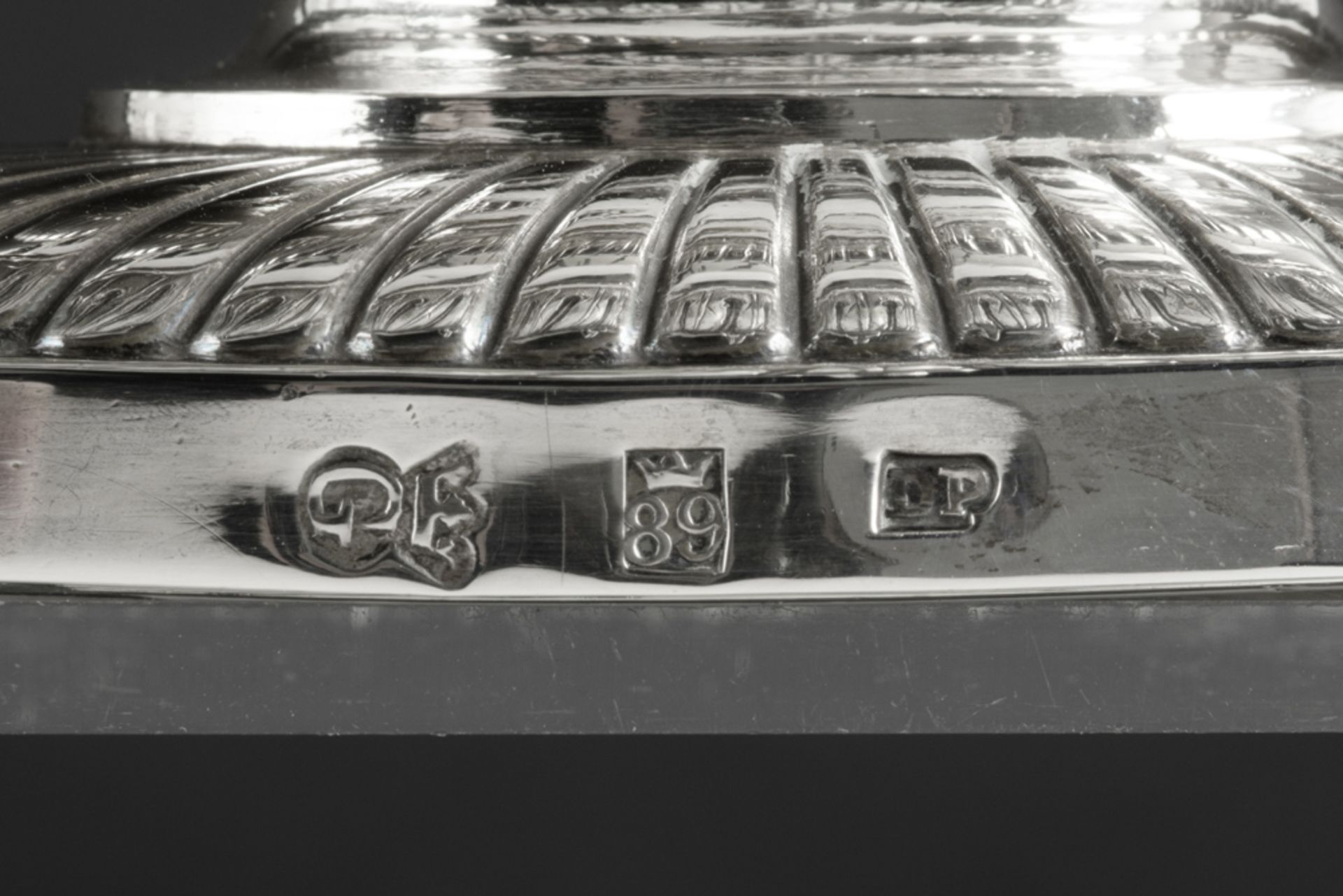 18th Cent. French neoclassical sauce boat in marked silver (with crowned G and 89) || Achttiende - Image 5 of 5