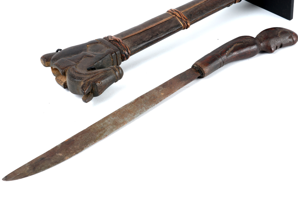 Papua New Guinean ceremonial Batak knife with heft and sheath in wood || PAPOEASIE NIEUW - GUINEA - Image 5 of 6