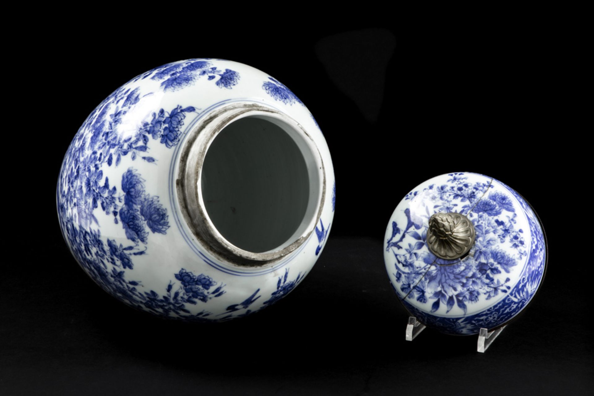 antique Chinese vase with its glued lid in porcelain with a blue-white garden decor and with - Image 3 of 4