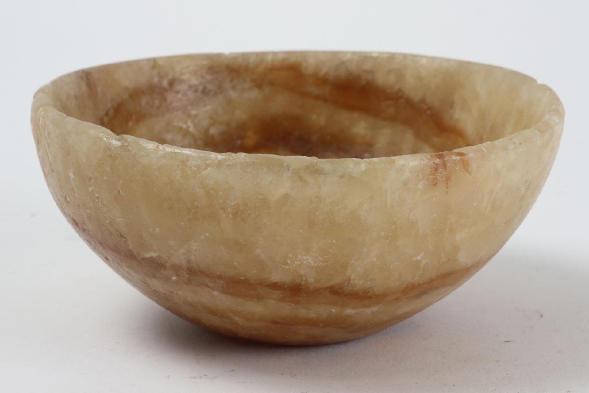 Ancient Egyptian alabaster bowl to be dated between 2000 and 1000 BC || OUD EGYPTE - ca 2000 tot - Bild 2 aus 4