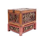 antique Chinese chest with finely sculpted panels || Antiek Chinees kistje met fijn gesculpteerde