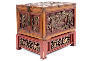 antique Chinese chest with finely sculpted panels || Antiek Chinees kistje met fijn gesculpteerde