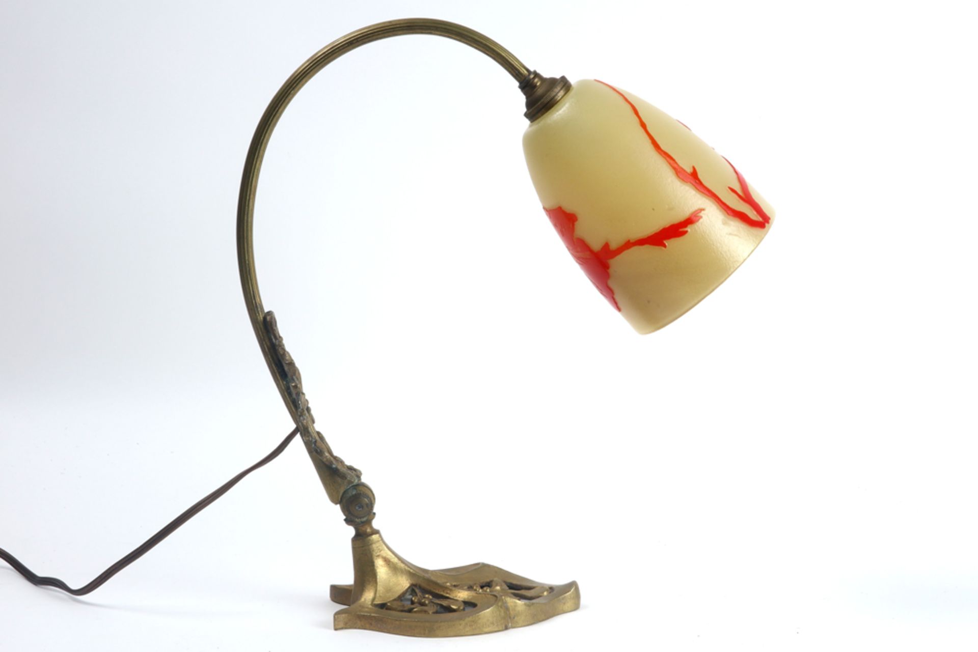 Art Nouveau desklamp in bronze and pâte de verre || Art Nouveau-bureaulamp met bronzen montuur en - Image 3 of 3