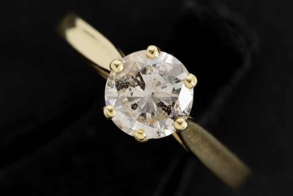 a circa 1,10 carat blue-white brilliant cut diamond set in a ring in yellow gold (18 carat) ||