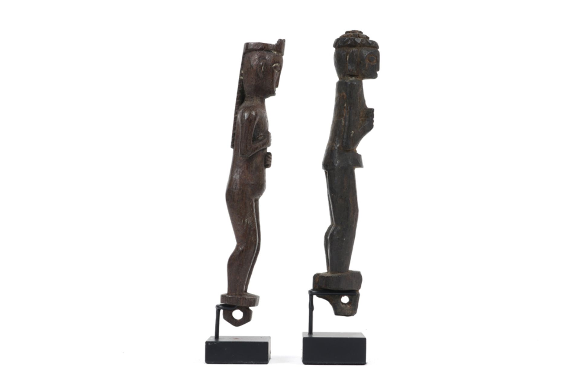 two Dayak amulet sculptures in wood with typical anthropomorphic features || INDONESIË / BORNEO - Bild 2 aus 3