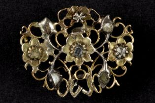 antique, presumably Flemish, brooch in gold and silver with rosecut diamonds || Antieke allicht