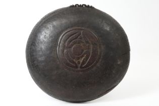 Papua New Guinean Boiken dish in wood with typical carvings || PAPOEASIE NIEUW - GUINEA / SEPIK