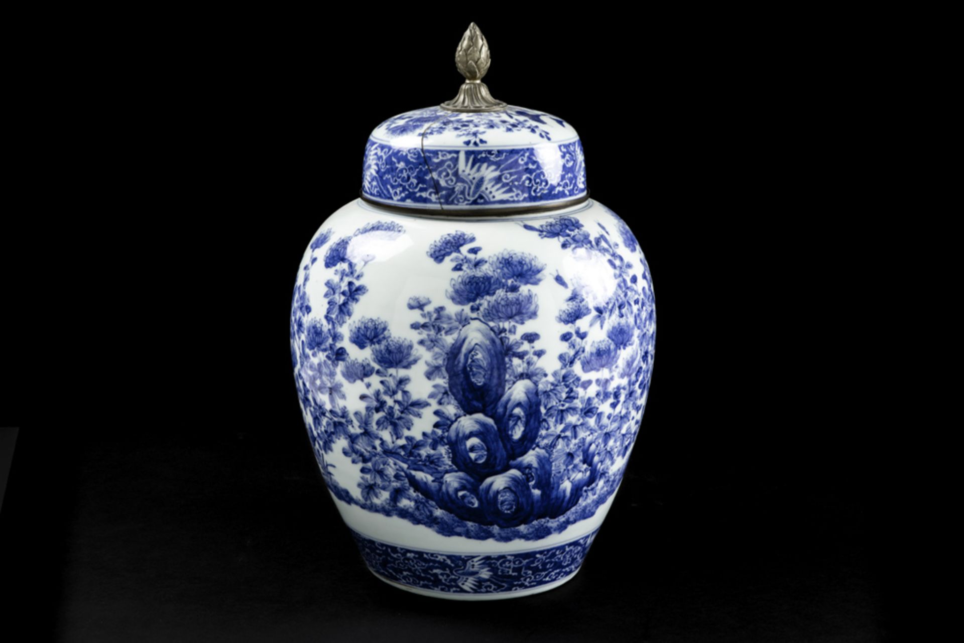 antique Chinese vase with its glued lid in porcelain with a blue-white garden decor and with