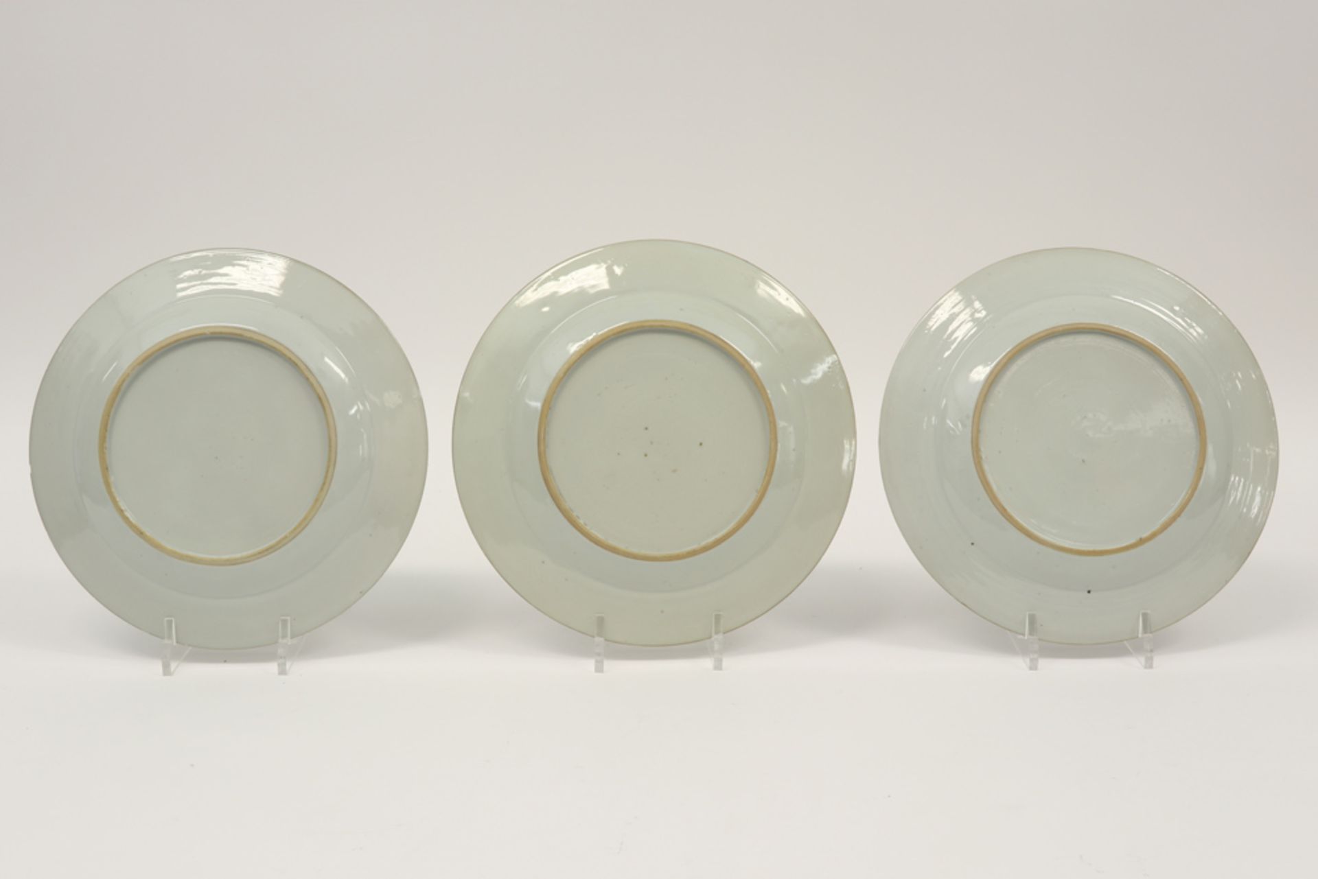 series of three 18th Cent. Chinese plates in porcelain with an Imari garden decor || Reeks van - Bild 2 aus 2