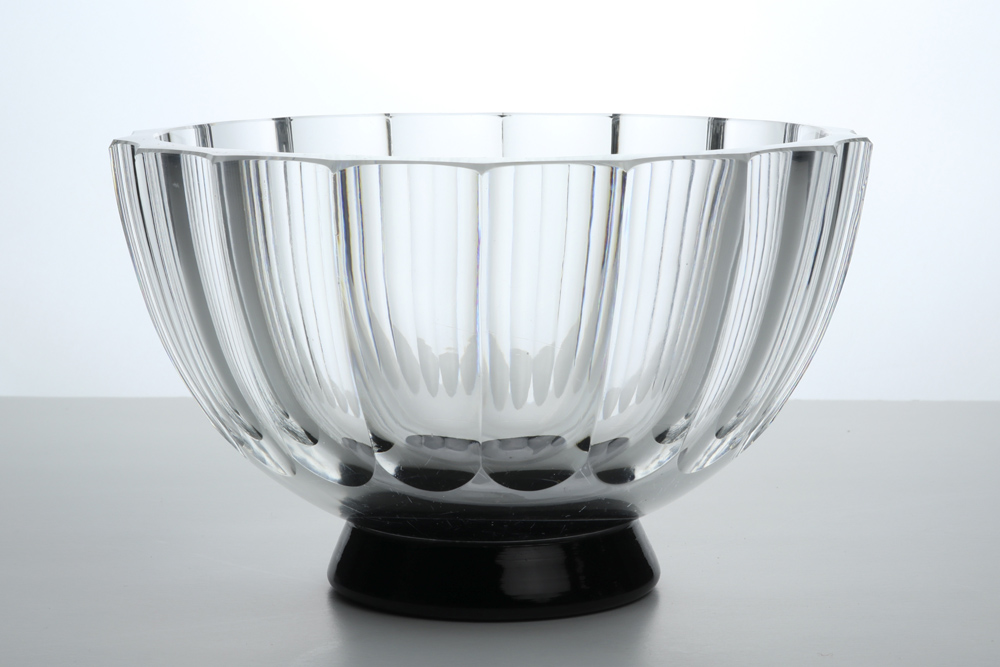 Vicke Lindstrand Orrefors signed and numbered Art Deco-bowl in clear crystal glass on a black