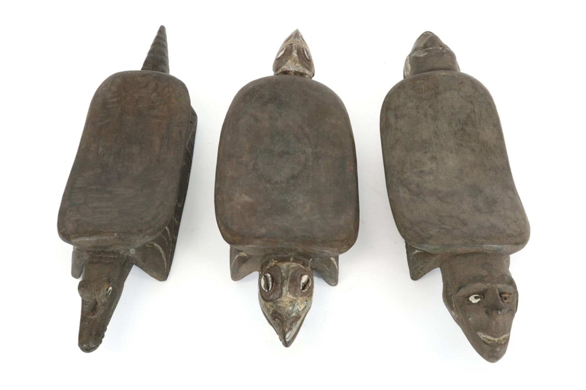 three Papua New Guinean Middle Sepik headrests in wood with sculpted animal heads || PAPOEASIE NIEUW - Bild 2 aus 5