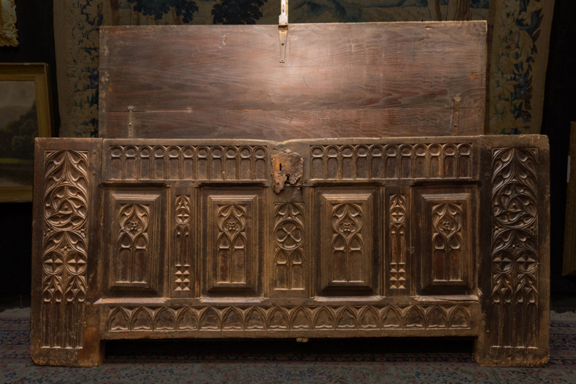 quite big antique oak chest with front with gothic style panels with typical tracery || Vrij grote - Bild 2 aus 3
