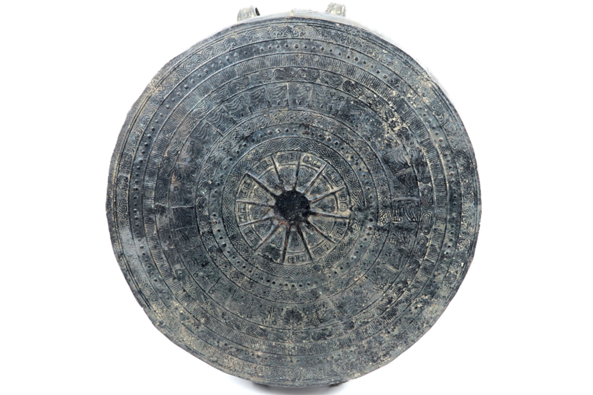 antique Vietnamese rain drum in bronze with typical patina || Antieke Vietnamese regengong ("tambour - Image 3 of 4