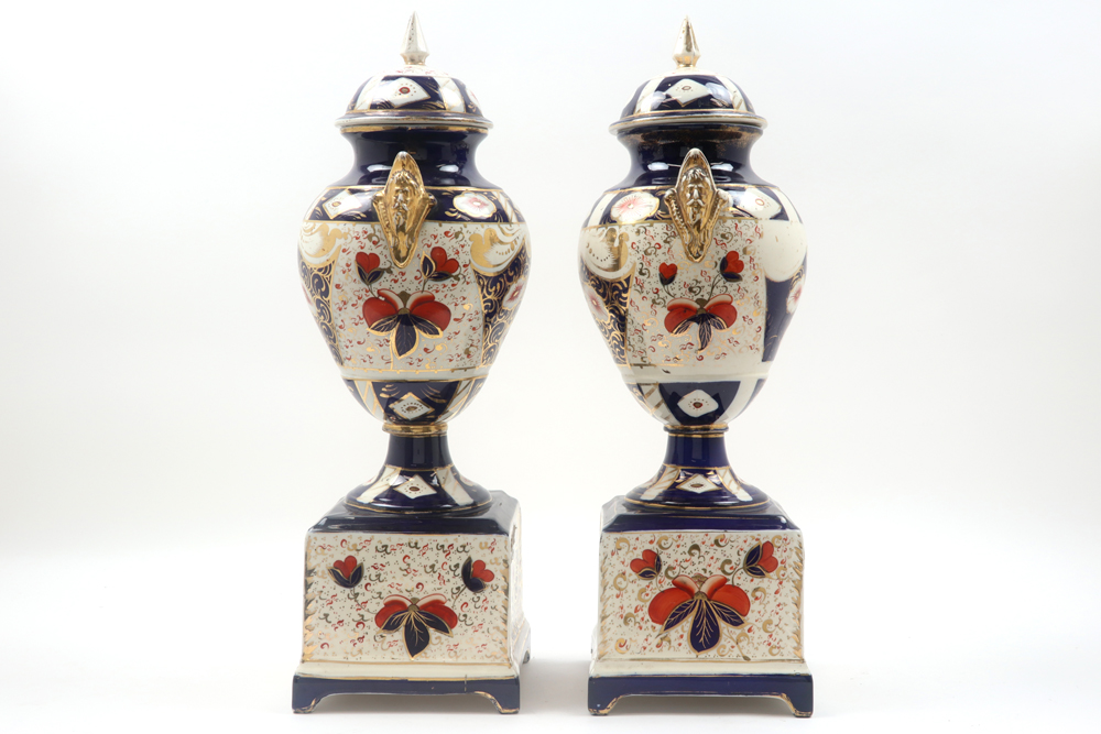 pair of antique lidded vases in ceramic with a polychrome decor || Paar vrij grote antieke - Image 3 of 8