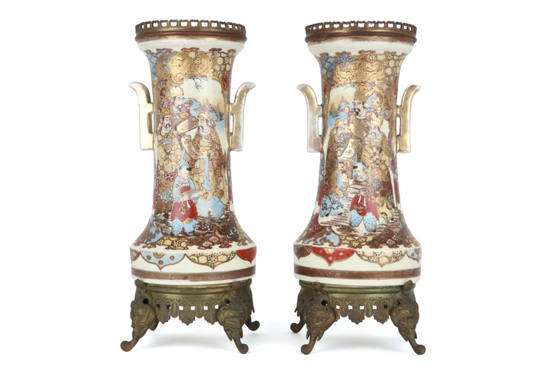 pair of antique Japanese Satsuma vases with a bronze mounting || Paar antieke Japanse Satsuma- - Bild 2 aus 3