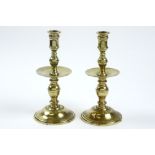 pair of antique candlesticks in brass || Paar antieke schijfkandelaars in geel koper - hoogte : 23,5