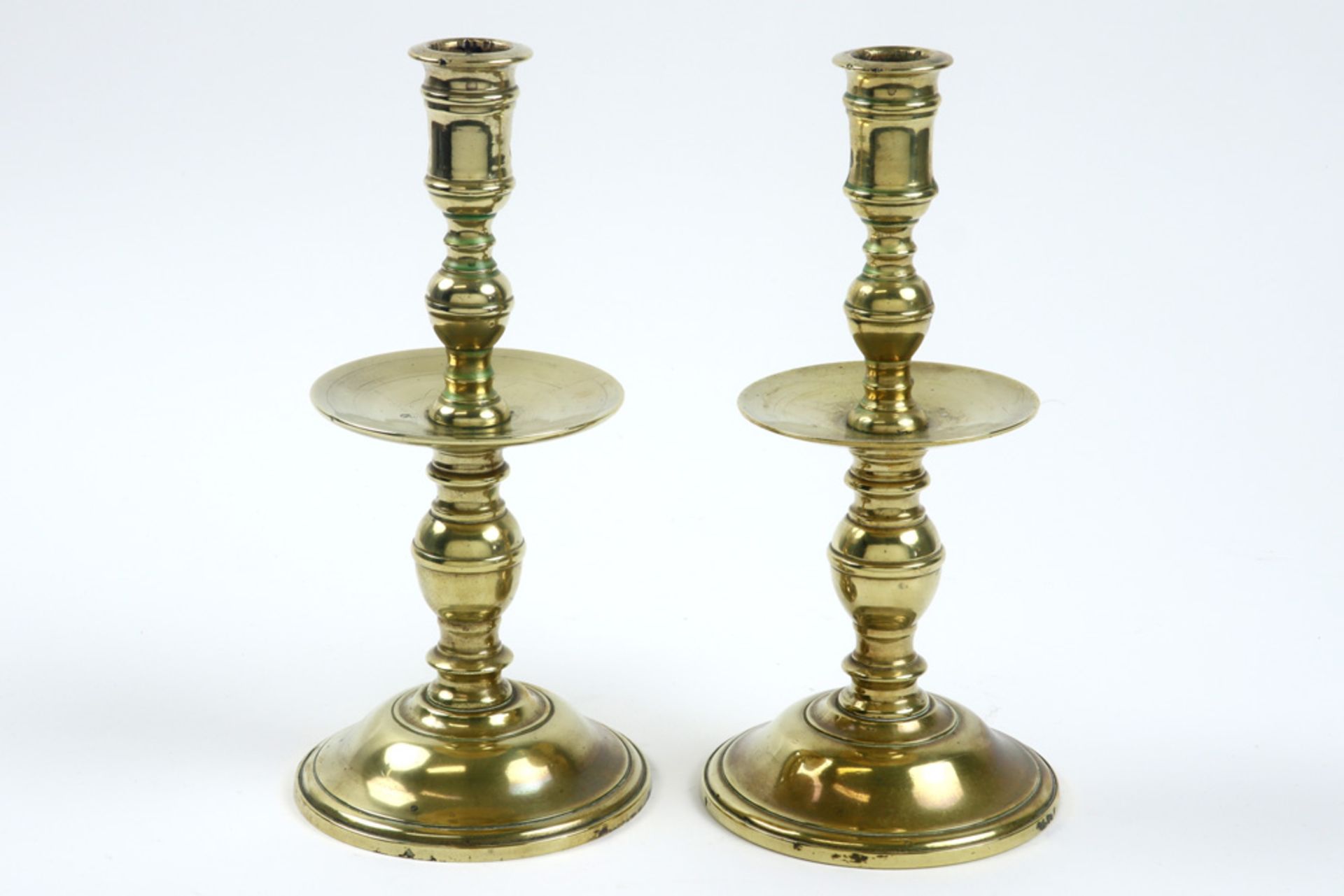 pair of antique candlesticks in brass || Paar antieke schijfkandelaars in geel koper - hoogte : 23,5