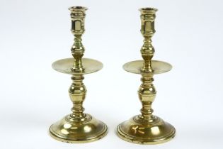 pair of antique candlesticks in brass || Paar antieke schijfkandelaars in geel koper - hoogte : 23,5