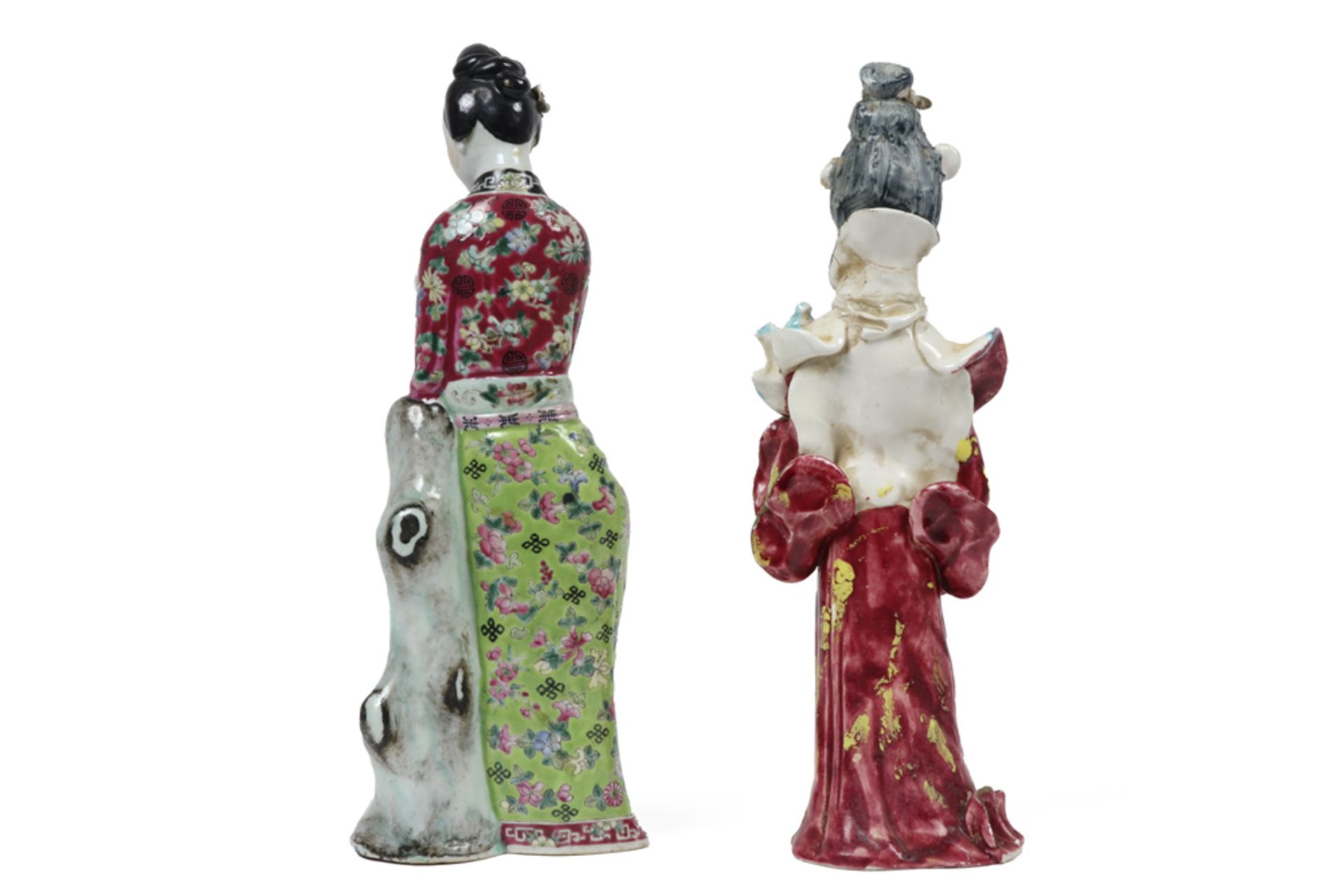 two antique Chinese figures, one in ceramic and one in porcelain each with polychromy || Lot van - Bild 2 aus 2