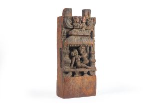 antique Indian architectural element in wood with carved figures || Antiek Indisch architecturaal