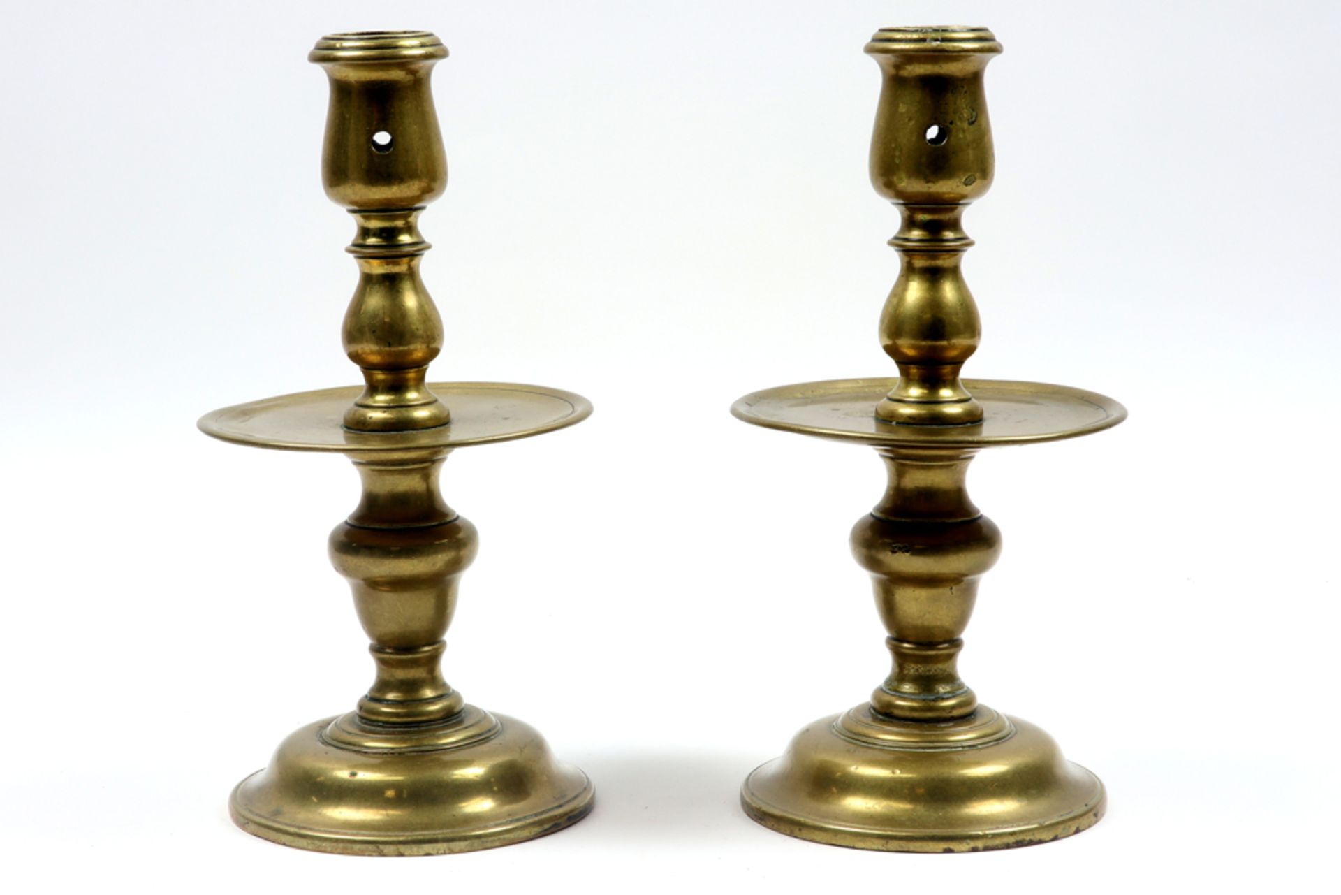 pair of antique candlesticks in brass || Paar antieke schijfkandelaars in koper - hoogte : 21,5 cm - Image 2 of 4