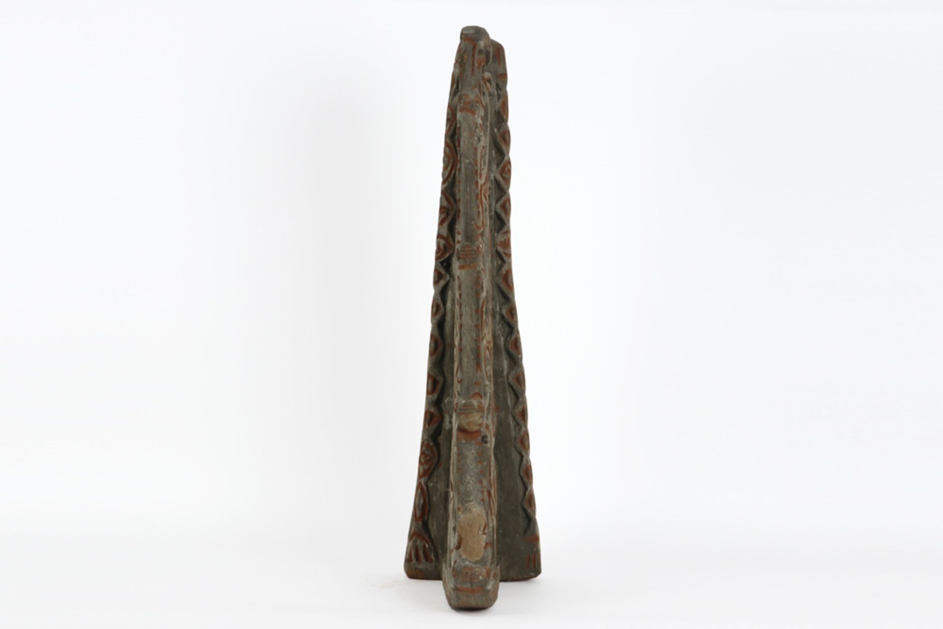 Irian Jaya Central Asmat canoe prow in typically carved wood || INDONESIE / IRIAN JAYA - CENTRAL - Image 3 of 3
