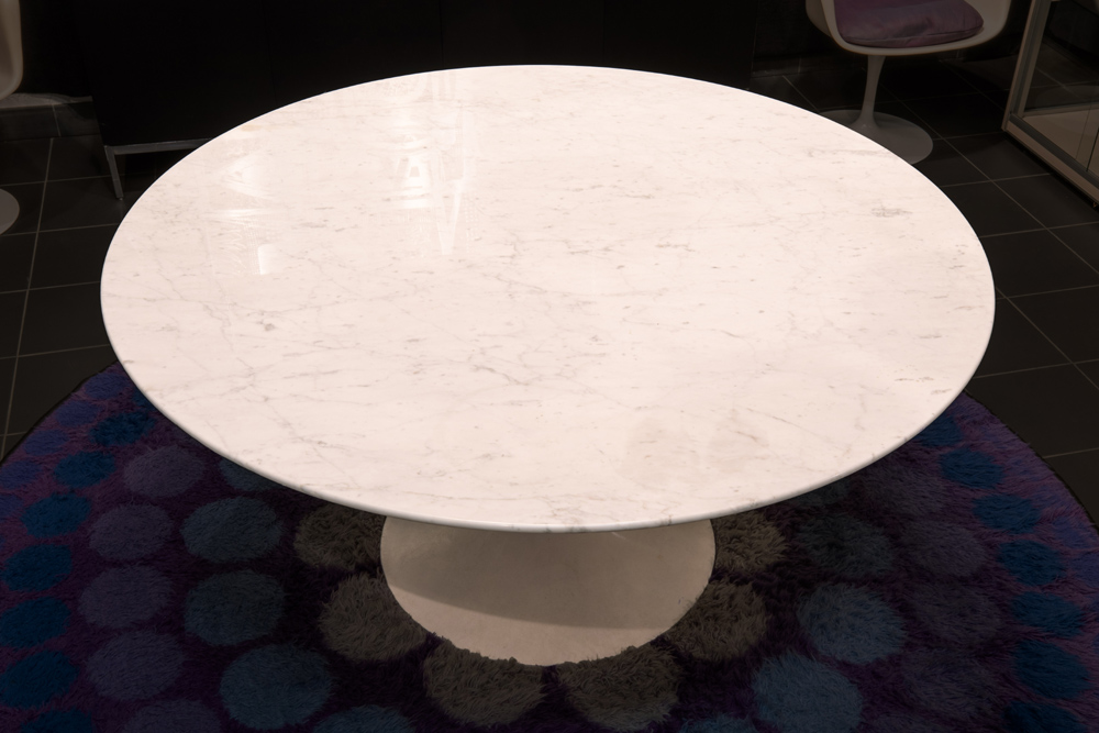 sixties' Eero Saarinen "Tulip" design table with a round marble top, made by Knoll International - - Image 2 of 4