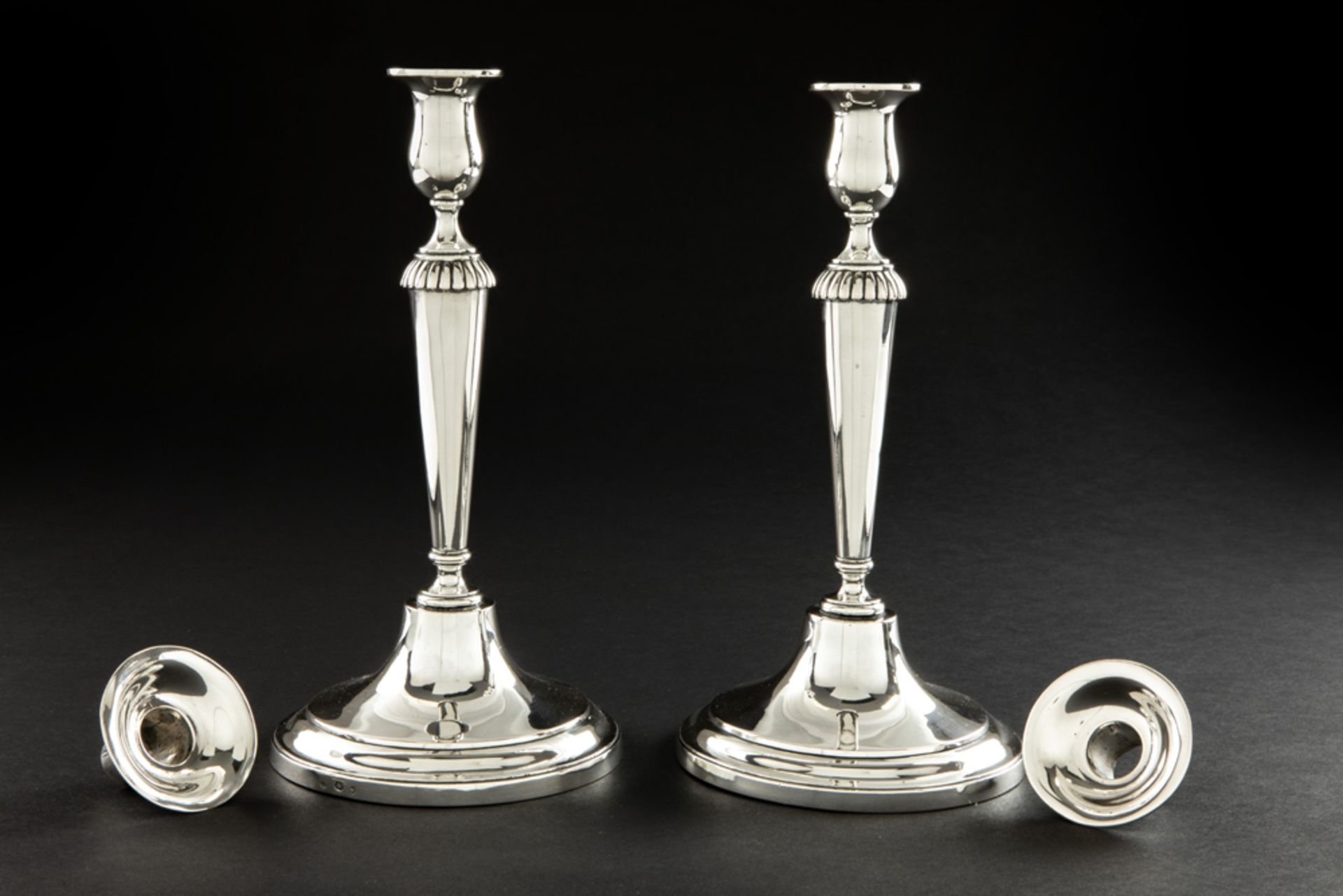 pair of antique neoclassical candlesticks in marked silver || Paar antieke neoclassicistische - Bild 2 aus 4