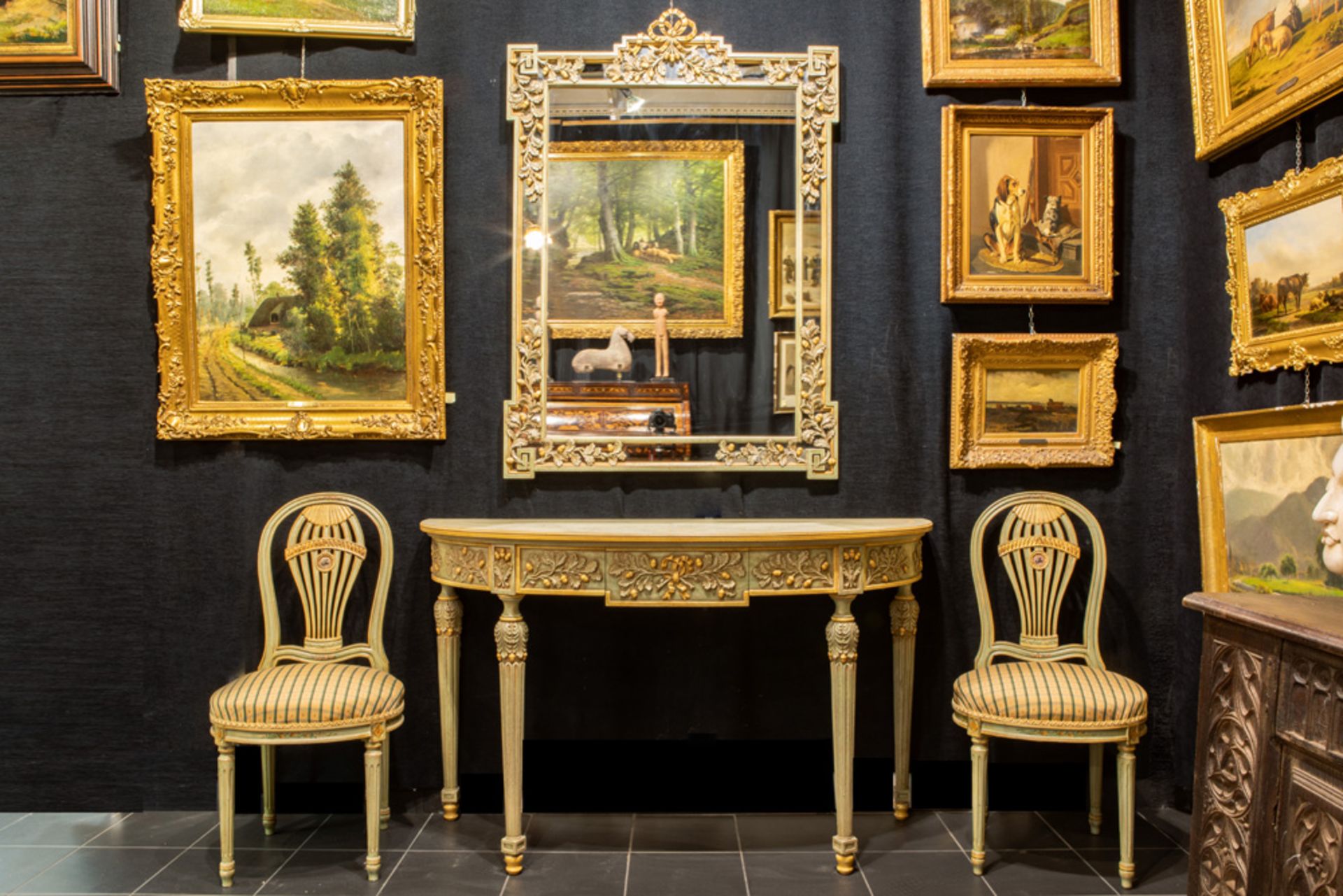 neoclassical set in polychromed wood : a console, mirror and a pair of chairs || Neoclassicistisch