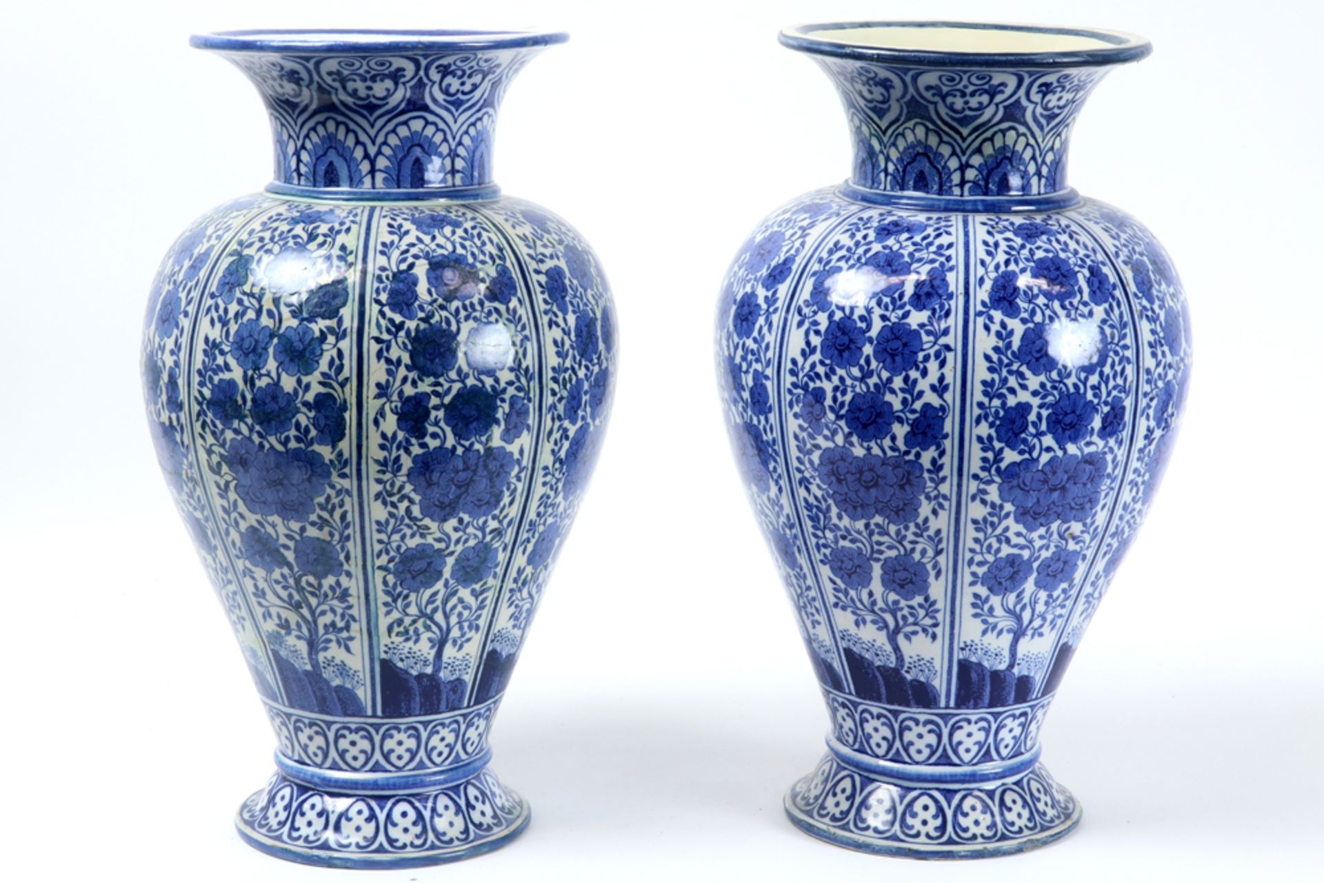 pair of antique vases in ceramic with a blue-white decor - signed C.L. Waegeneer || C.L WAEGENEER - Bild 2 aus 4