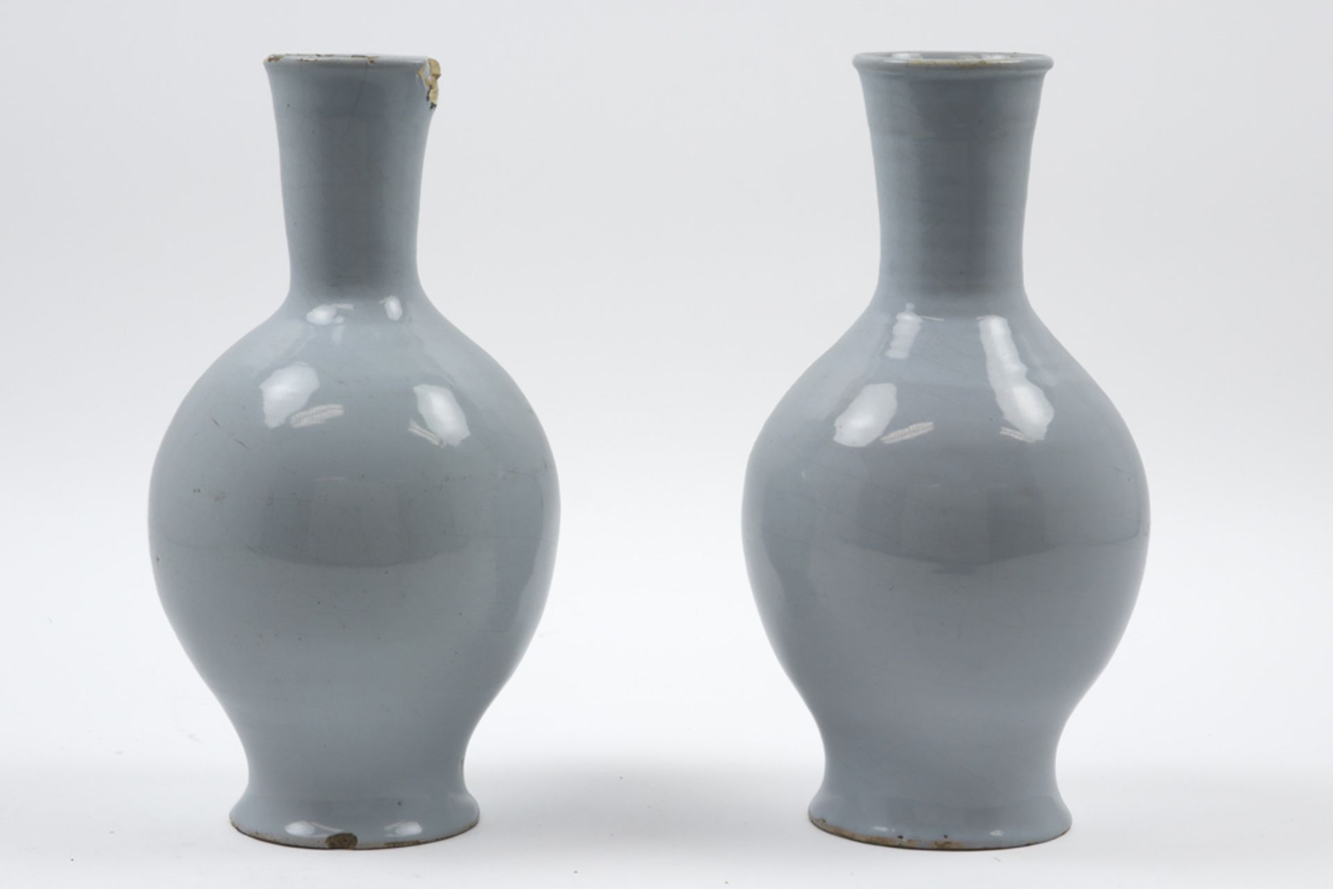 pair of antique pharmaceutical jars in ceramic from Delft with a blue-white decor || Paar antieke - Bild 2 aus 4