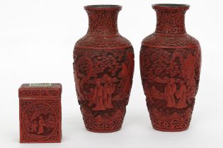 three pieces of Chinese lacquerware : a small box and a pair of vases || Lot (3) Chinees lakwerk met